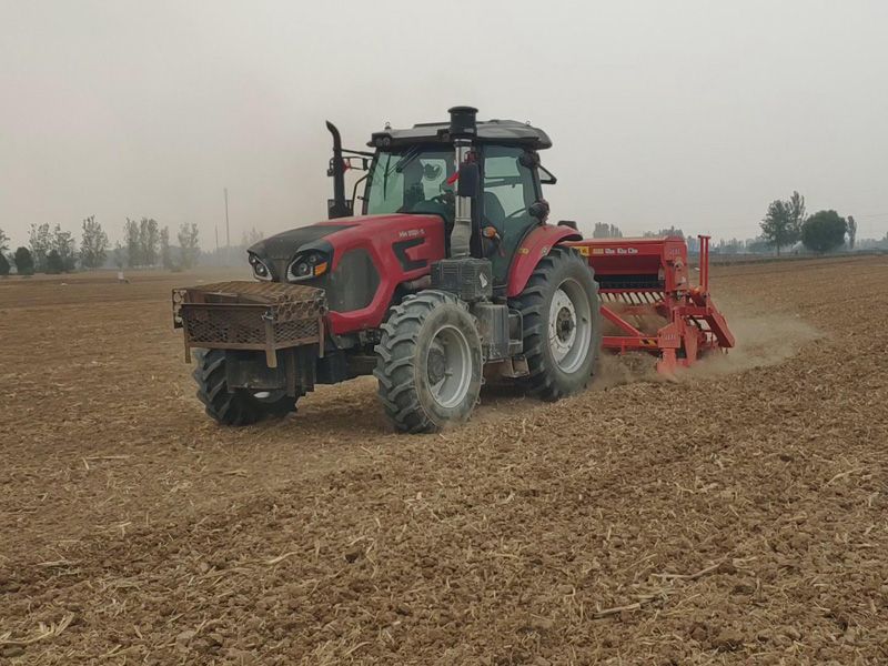 奧龍驅動耙條播機作業錄像